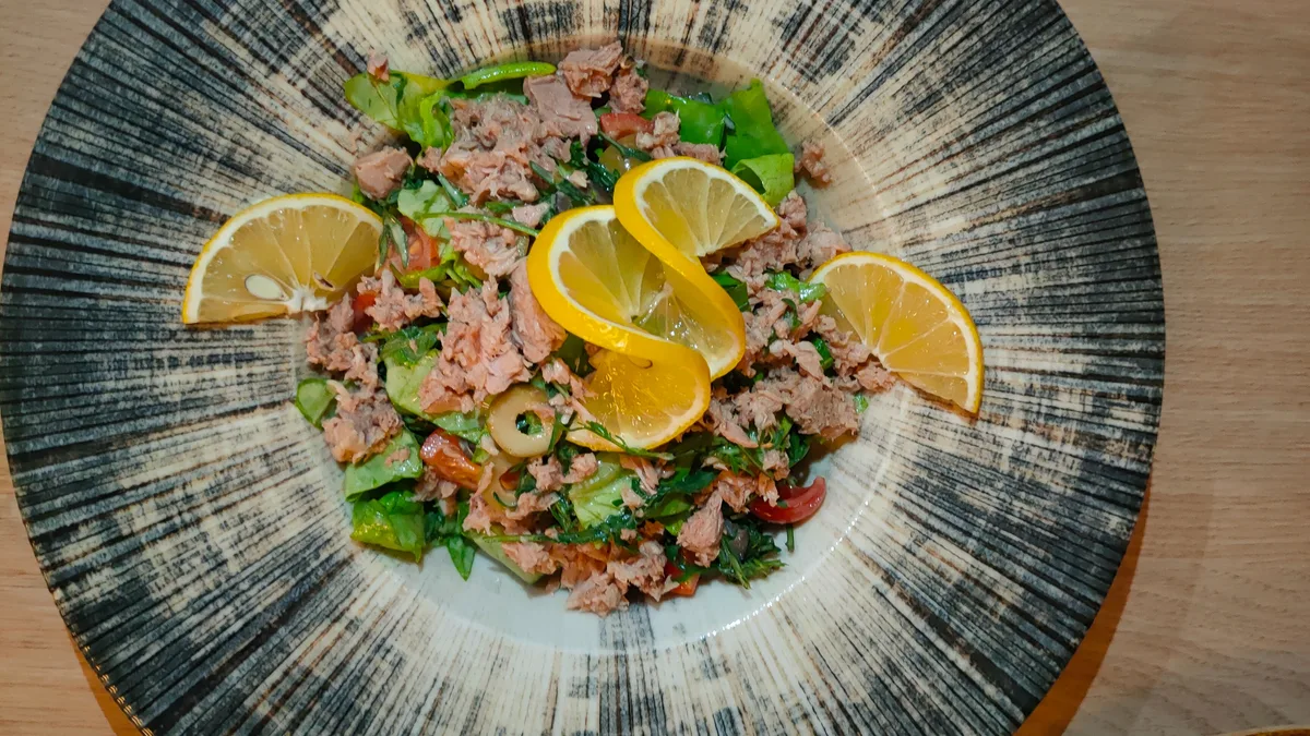 Miks zelenih salata sa tunom