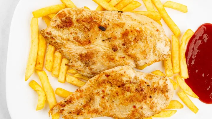 Pileći file sa pomfritom