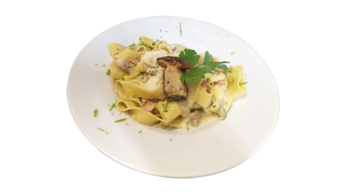 Papardelle s dubákmi, kur.mäsom, smotanou a parmezánom