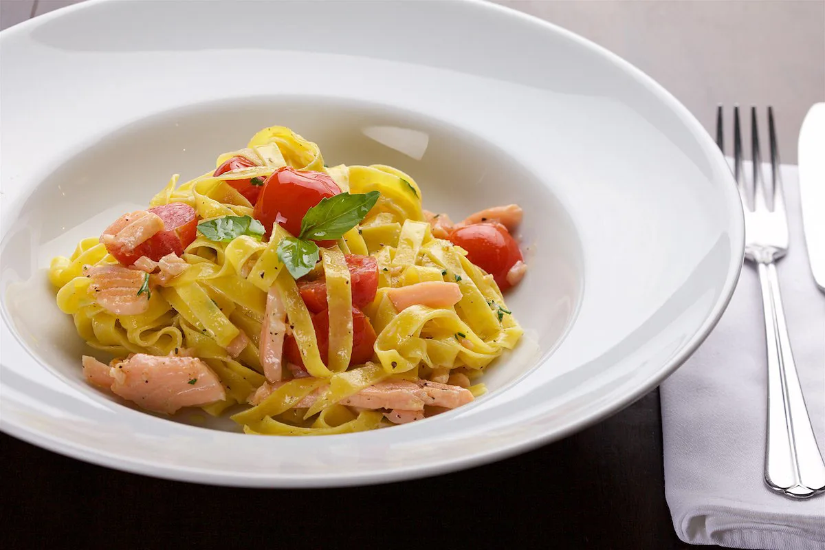 Papardelle s lososom, gril. zeleninou a parmezánom