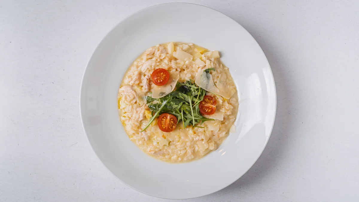 Rizoto s kúskami grilovaného lososa, zeleninou a parmezánom