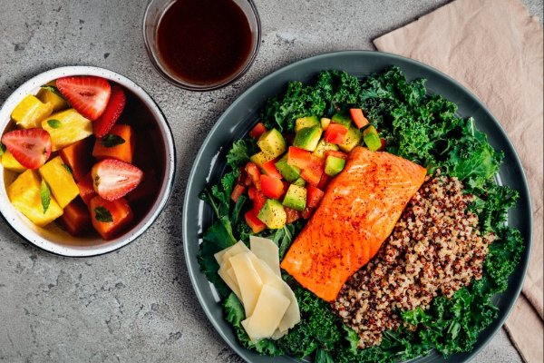 Salada Com Salmão + Salada De Frutas