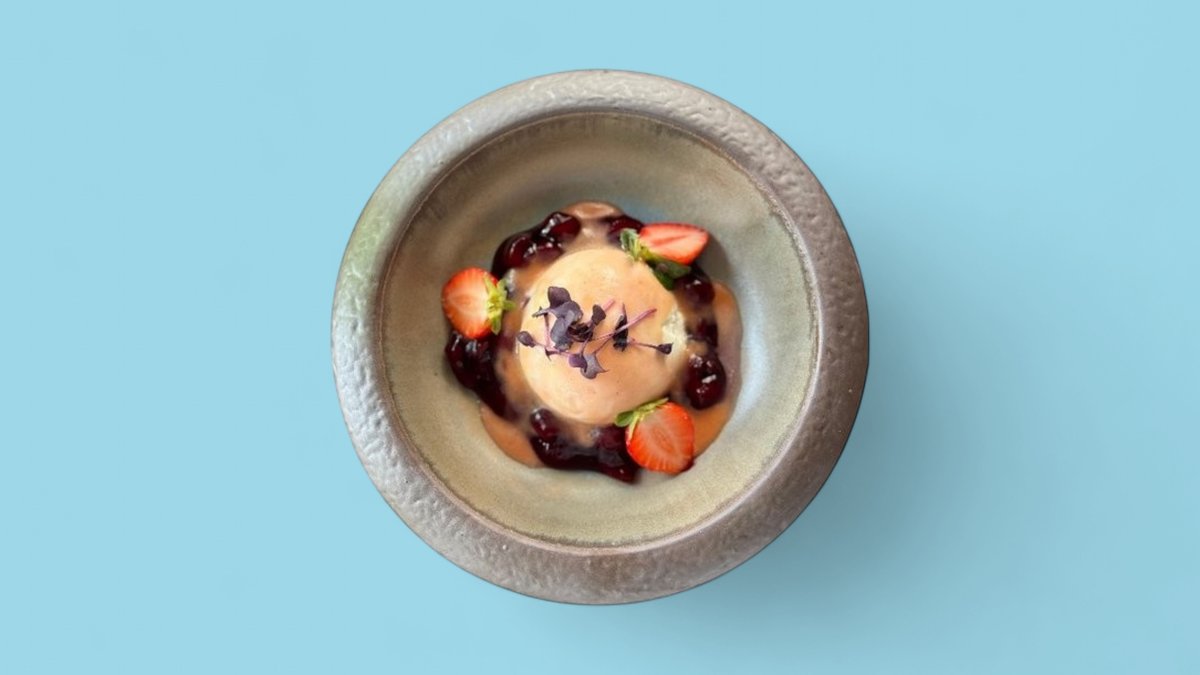 Burrata me Luleshtrydhe