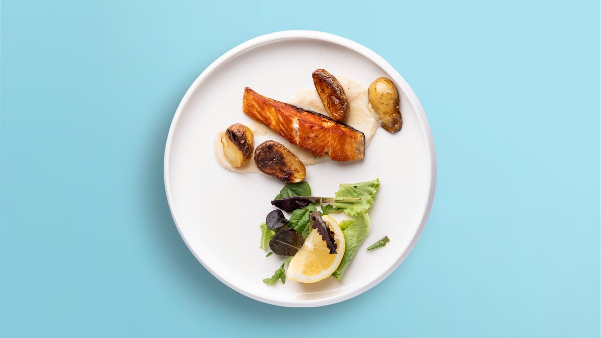 Salmon me Pure Selinoje and Patate Franceze