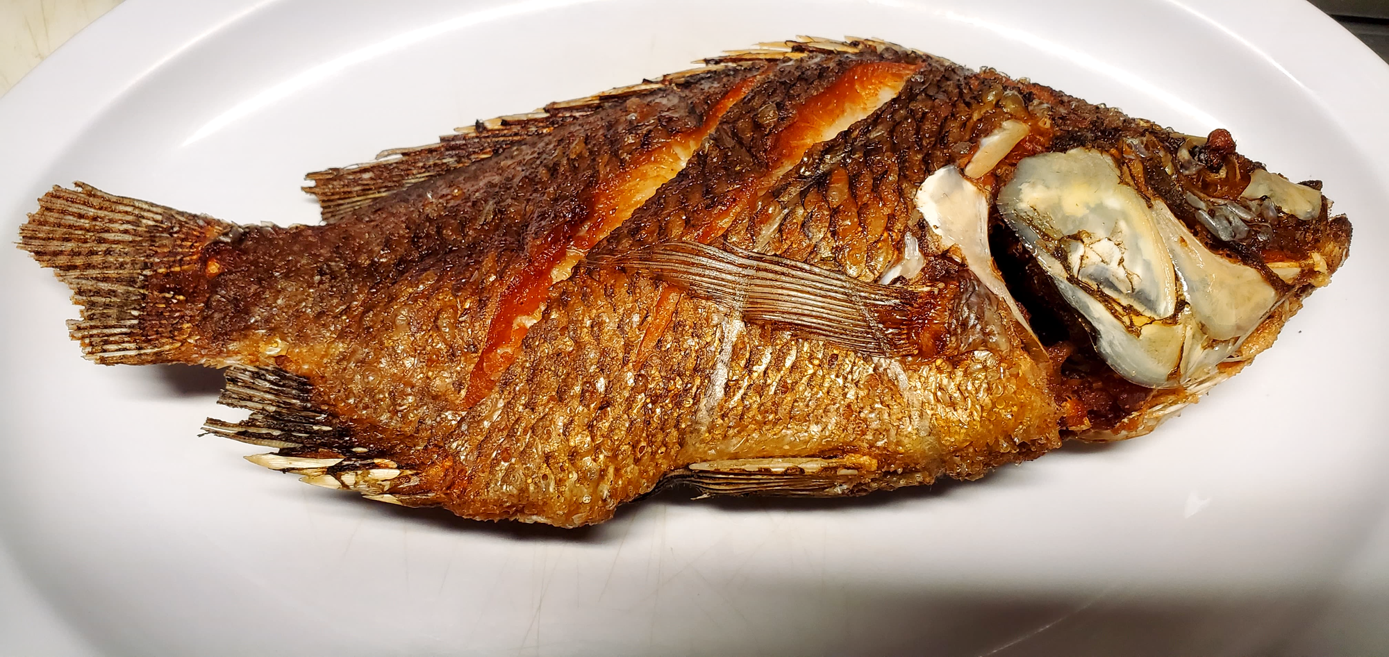 Fried tilapia platter (plato de mojarra).