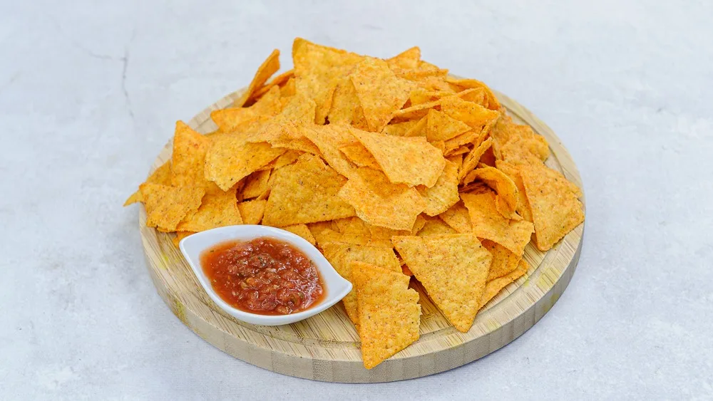 Chipsy z tortilli z guacamole i śmietaną