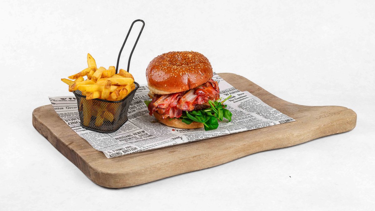 Angus burger z ocvrtim krompirjem