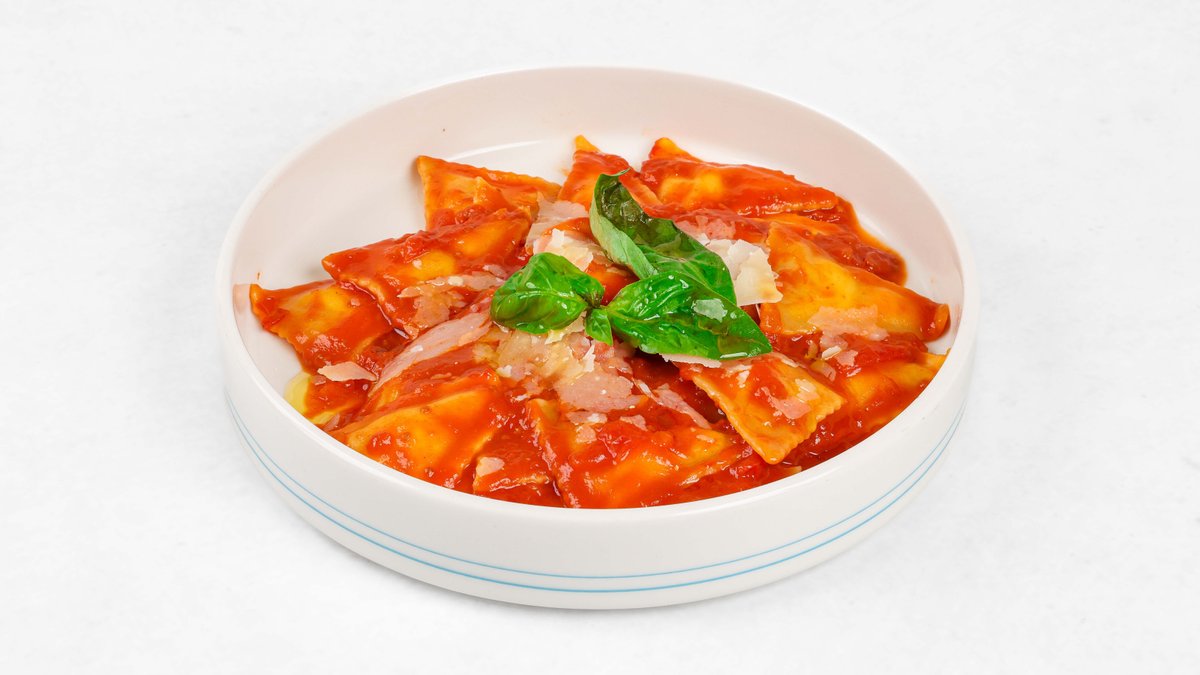 Domači ravioli v paradižnikovi omaki