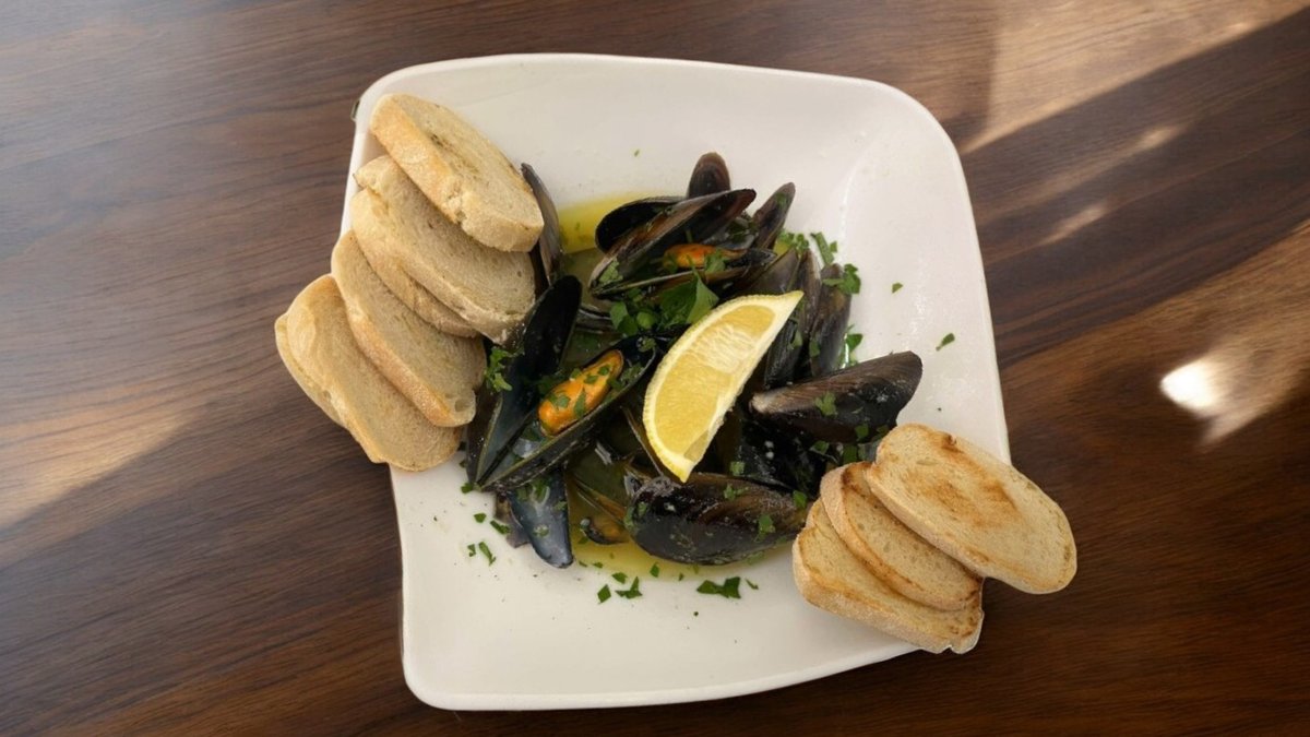 500 g Cozze al vino bianco con pane grigliato