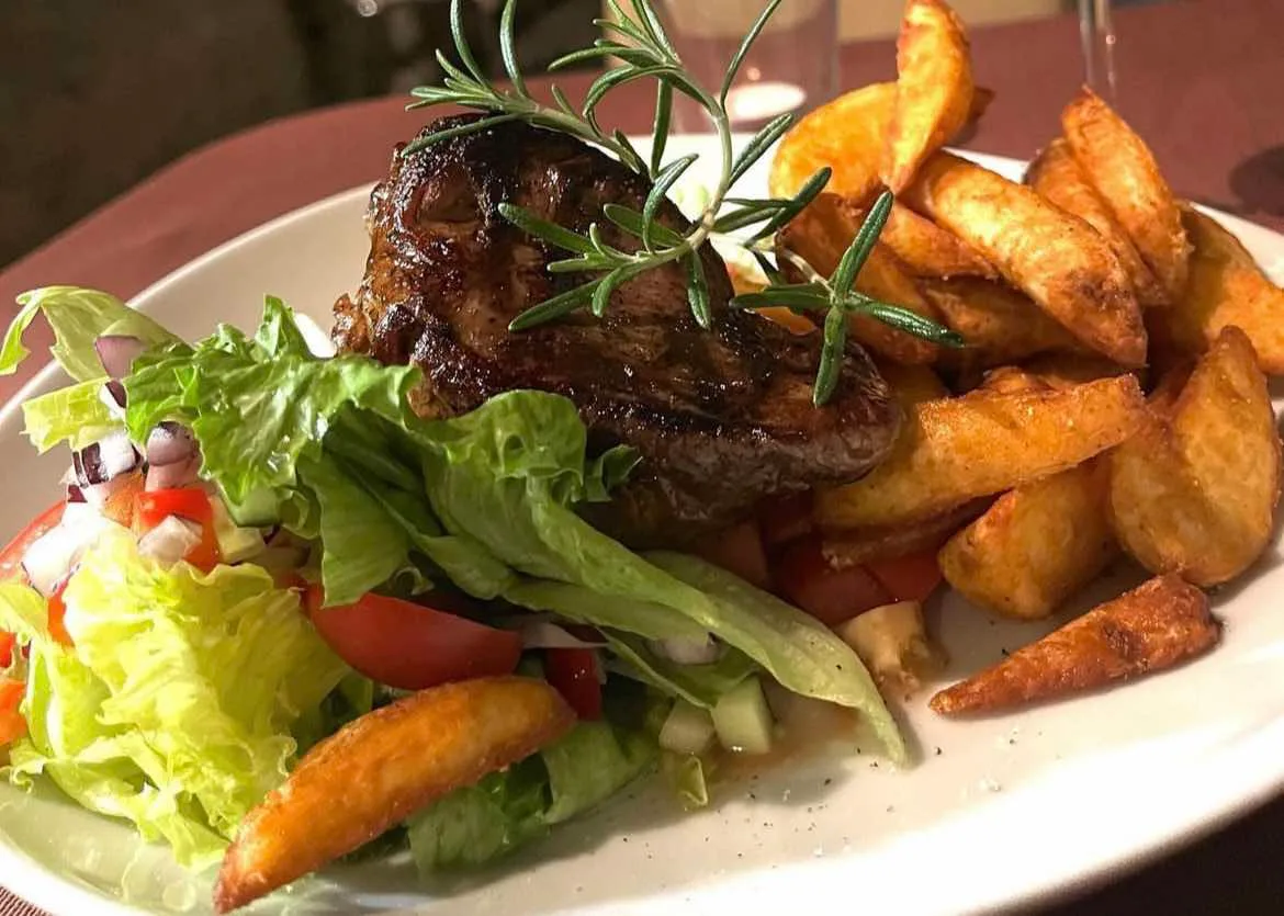 Filetto di manzo 250 g alla griglia con insalata mista o patatea l rosmarino