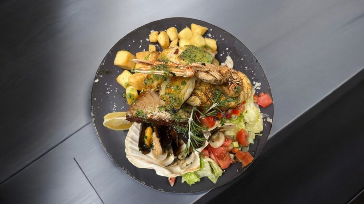 Grigliata di pesce AZZURRA per 1 persona con insalata mista  e patate al rosm.