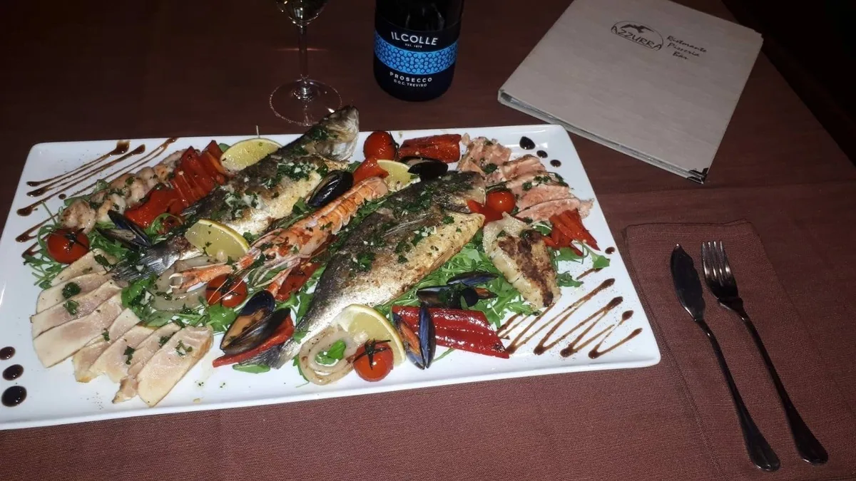 Grigliata di pesce Azzurra per 2 persona con insalata mista e patate al rosmarin