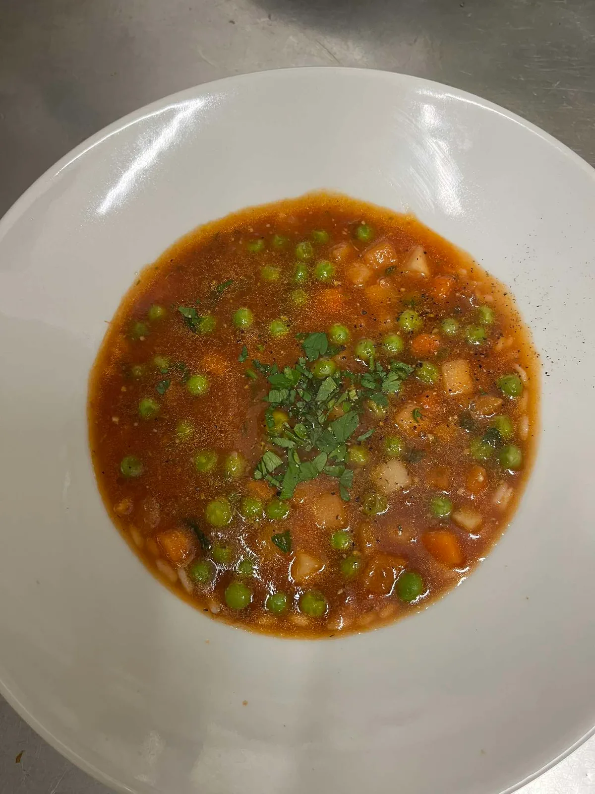 Minestrone con riso e gocce di pesto alla genovese