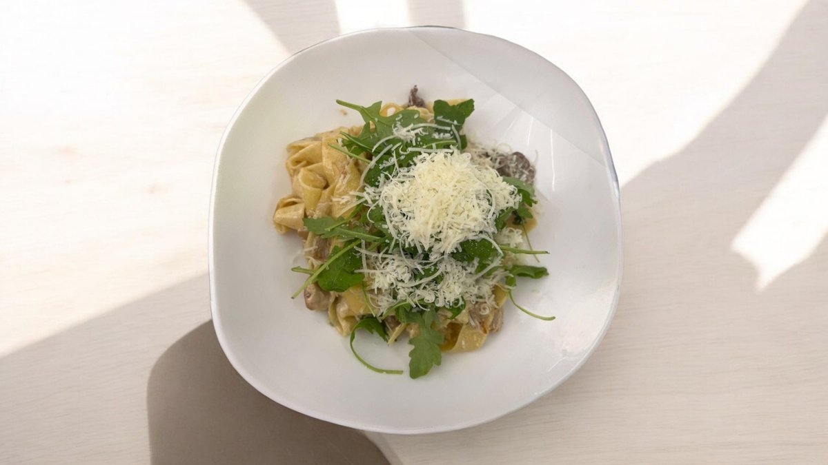 Pappardelle ai funghi di bosco e filetto di manzo con ruccola