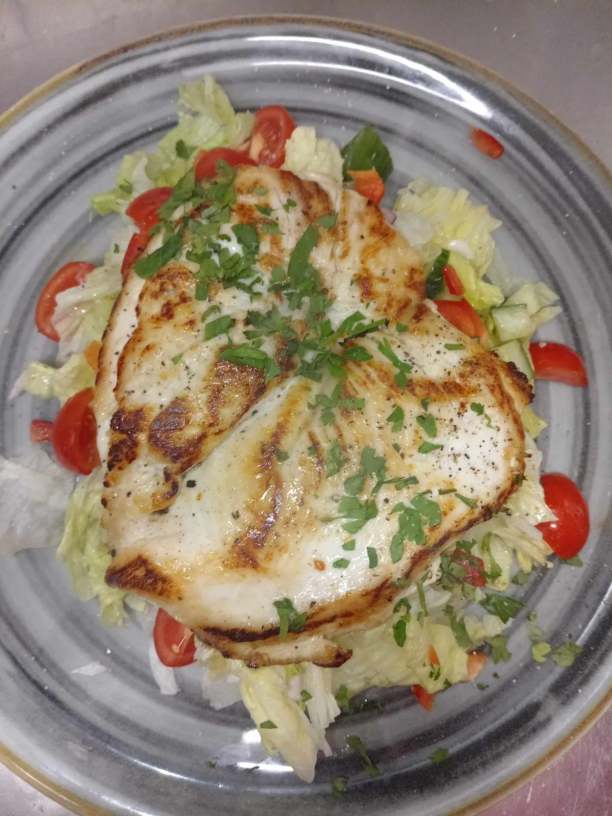 Petti di pollo alla griglia con insalata mista