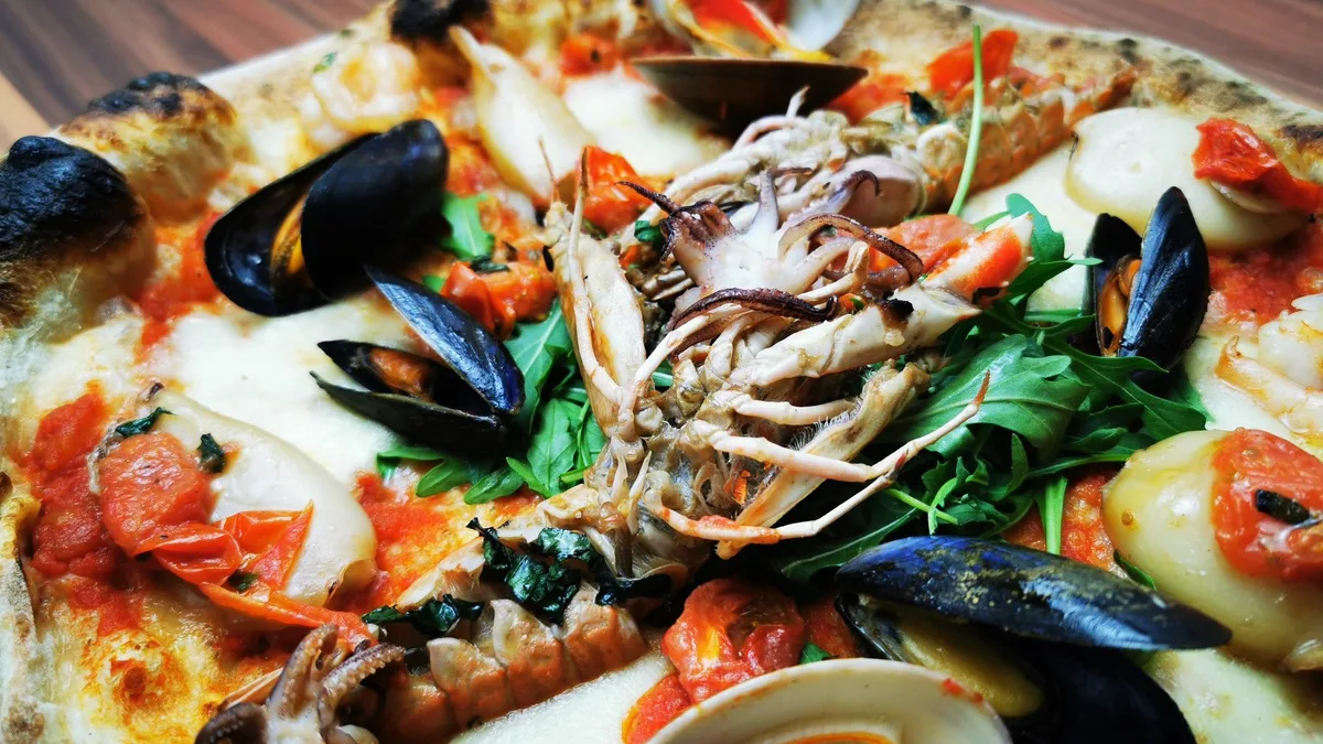 Pizza al Pescatore /scampi, cozze,gamberi,calamari/