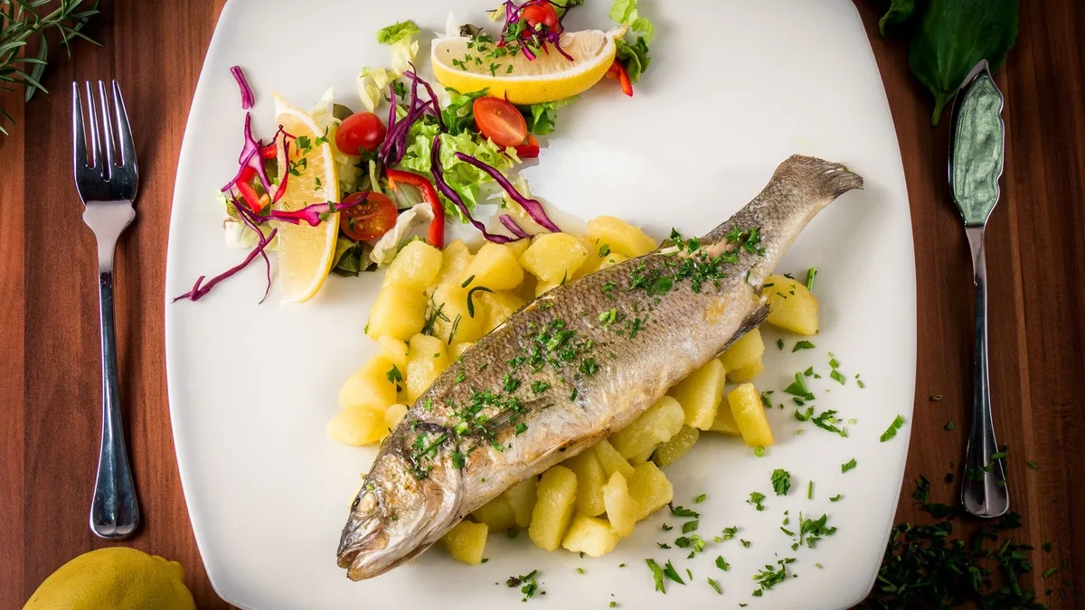 Proposta del giorno pesce intero dal mercato