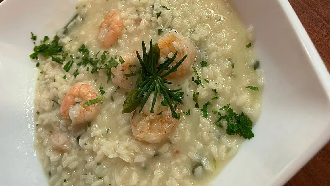 Risotto con punte di asparagi e gamberi