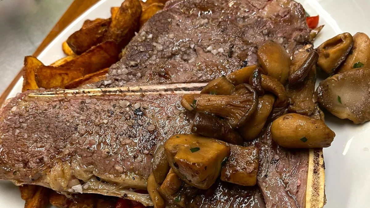 T-BONE steak 450 g alla griglia  con funghi misto bosco e steak patate