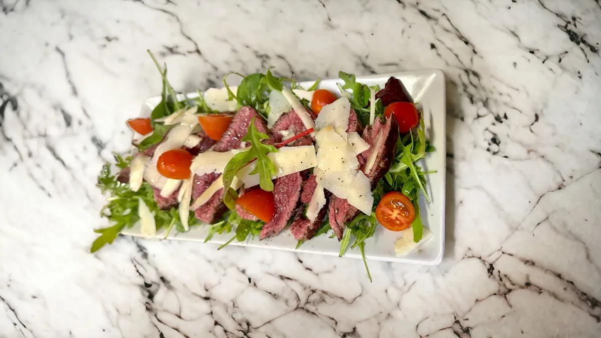 Tagliata di manzo con ruccola e grana