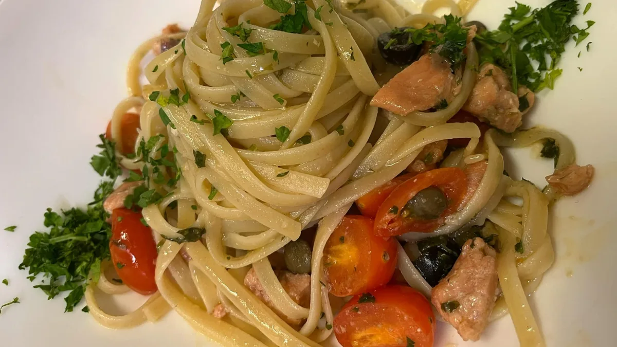 Tagliolini al  salmone fresco con pomodorini
