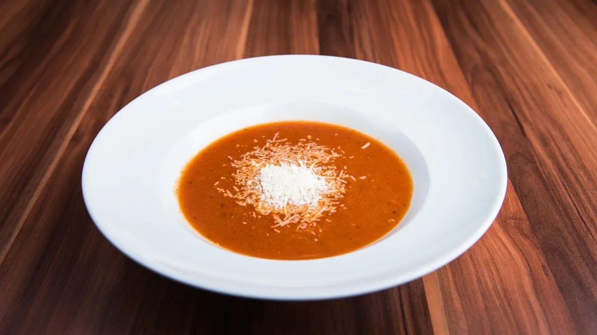 Zupetta di pomodoro e basilico con crostino all aglio