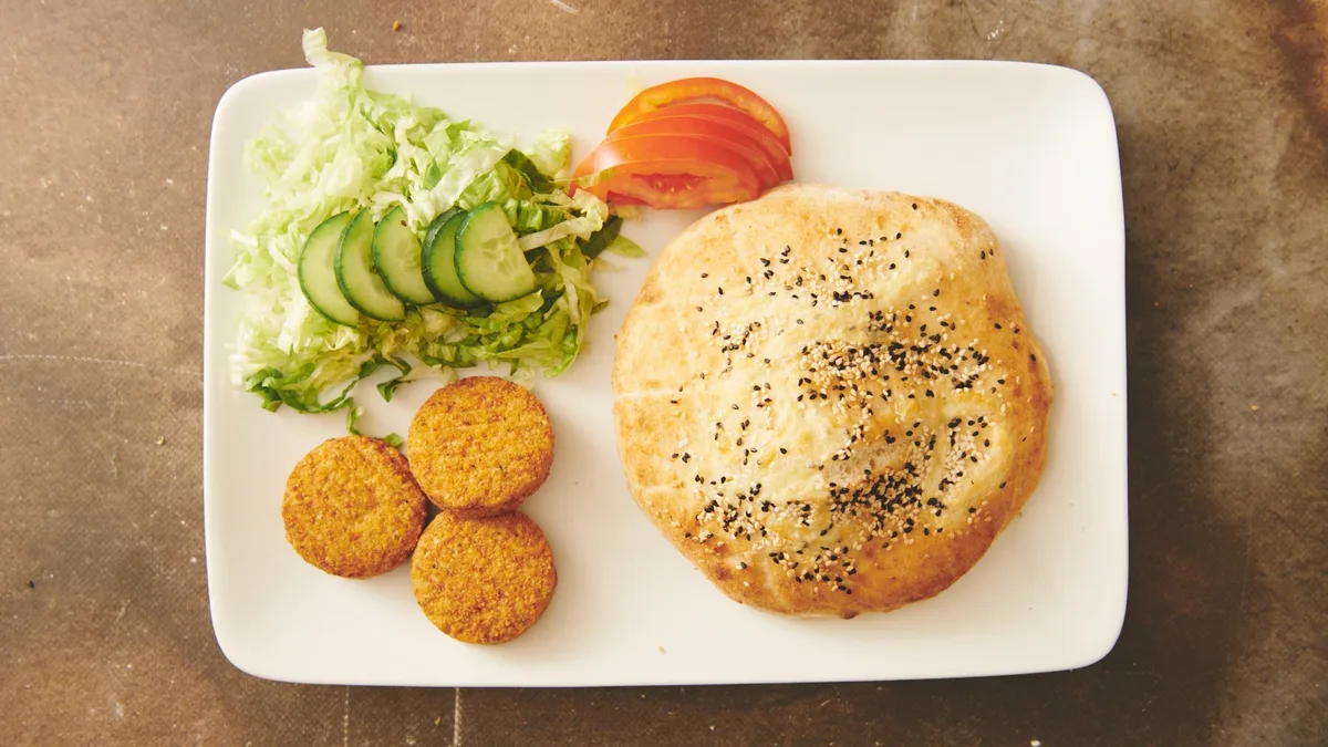 60. Pita falafel (V)