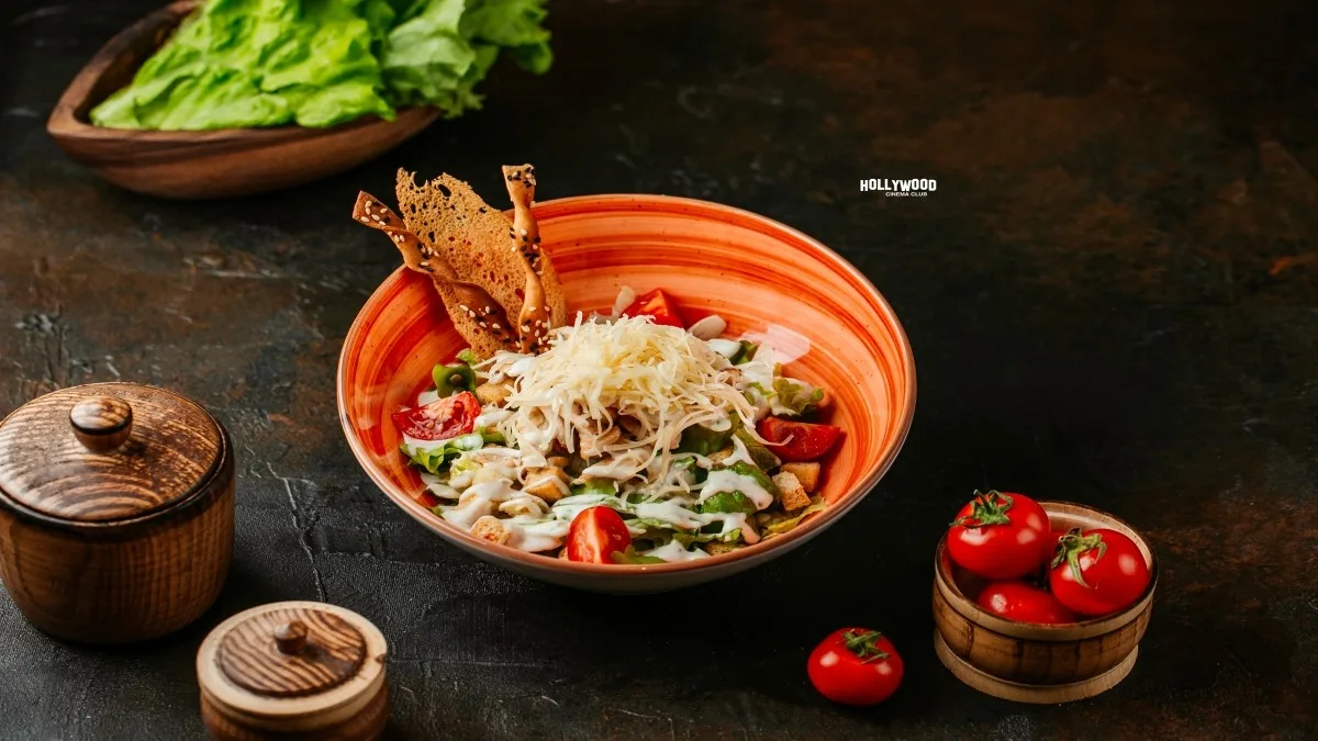Toyuqlu Sezar Salatı