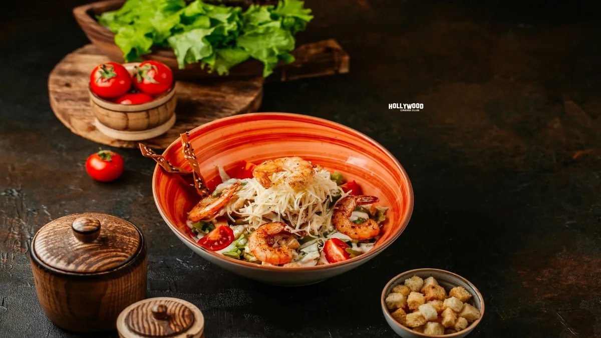 Toyuqlu və Krevetli Sezar Salatı