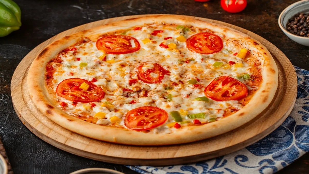 Toyuqlu və Pomidorlu Pizza