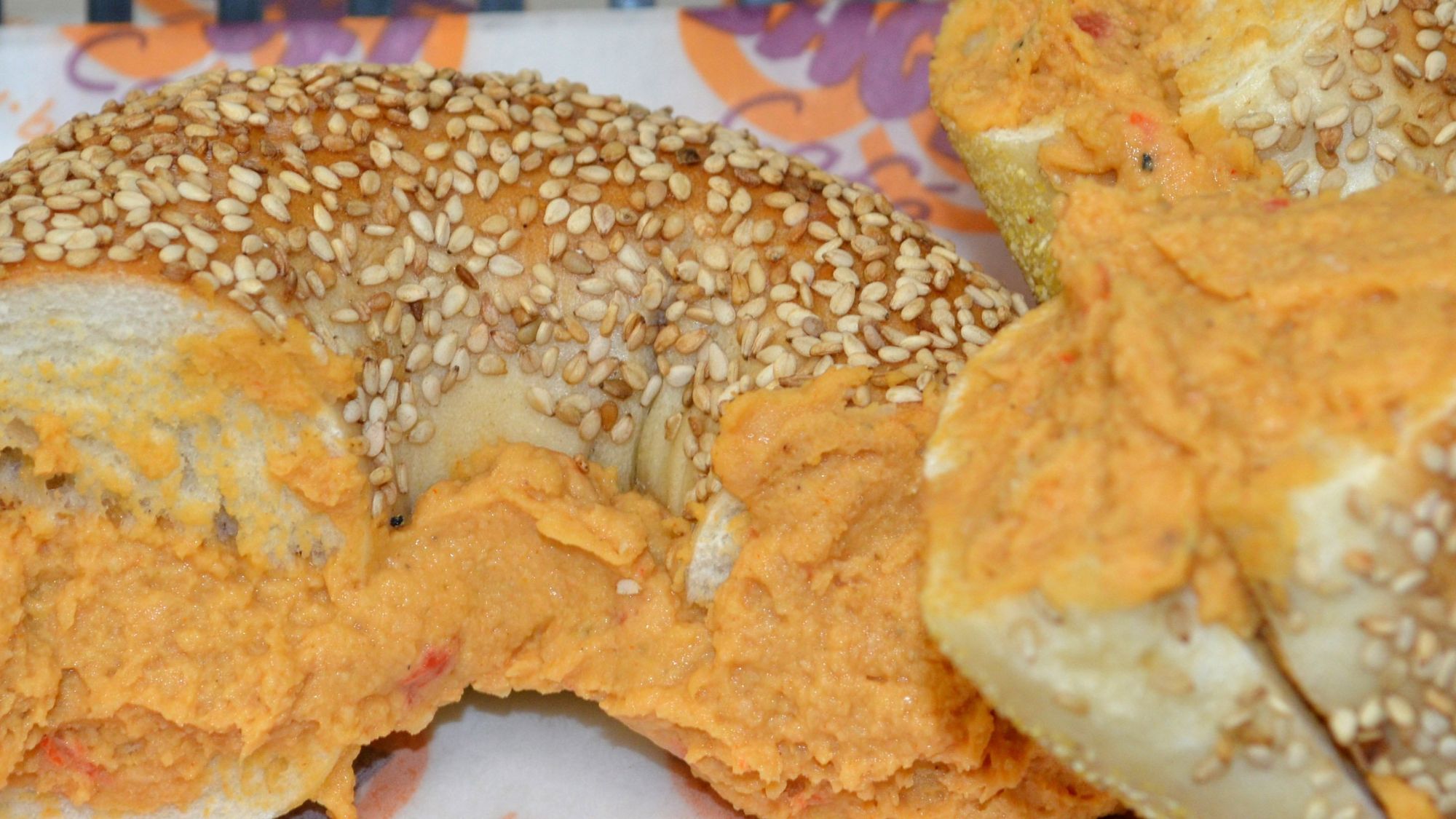 Bagel w/ Hummus