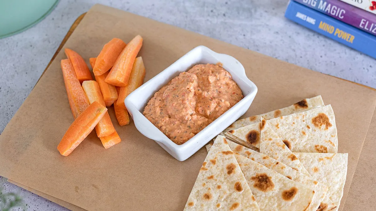 Flavored Hummus with Sundried Tomatoes and Basil Dip 🌱