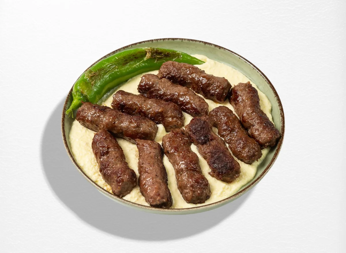 Ganze Portion Cevapcici in Rahmsoße