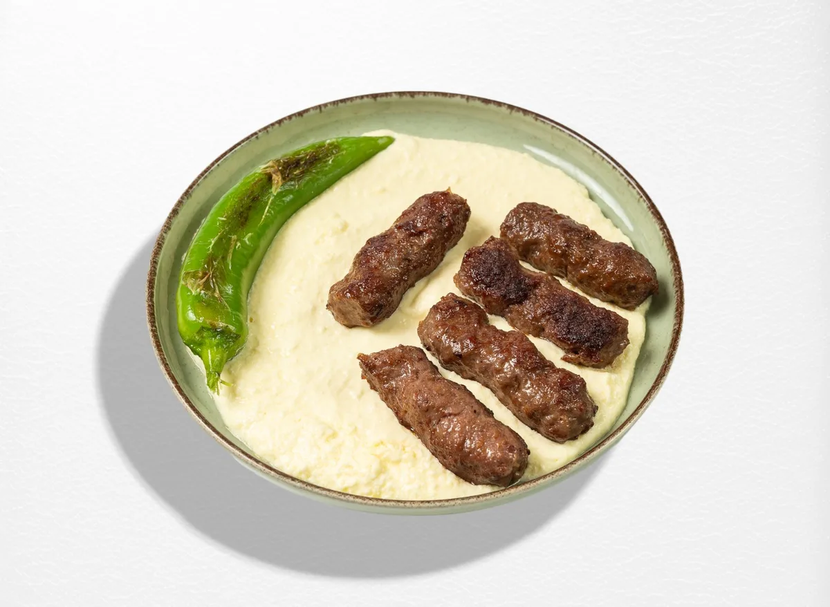 Halbe Portion Cevapcici in Rahmsoße