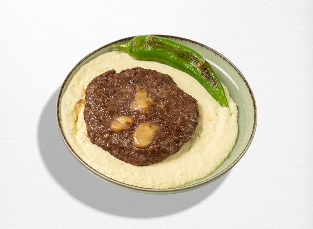 Pljeskavica gefüllt mit Käse in Rahmsoße