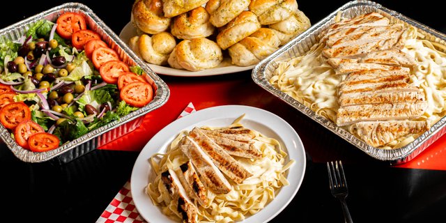 Fettuccine Alfredo w/ Chicken