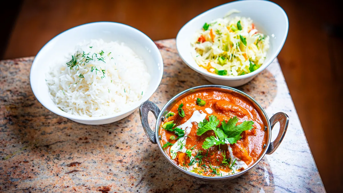 Butter chicken + basmati riis
