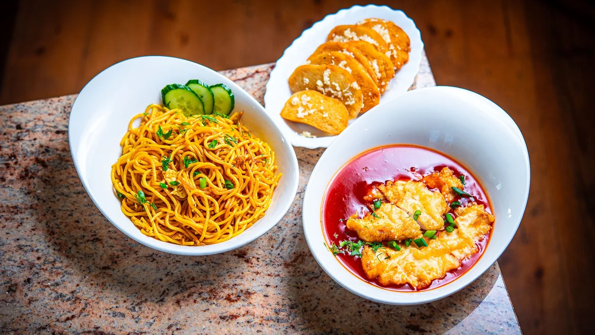 Pekingi kana + nuudlid munaga + küüslauguga Hiina leib