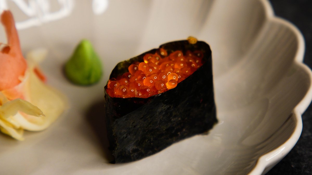 Lazac kaviár nigiri