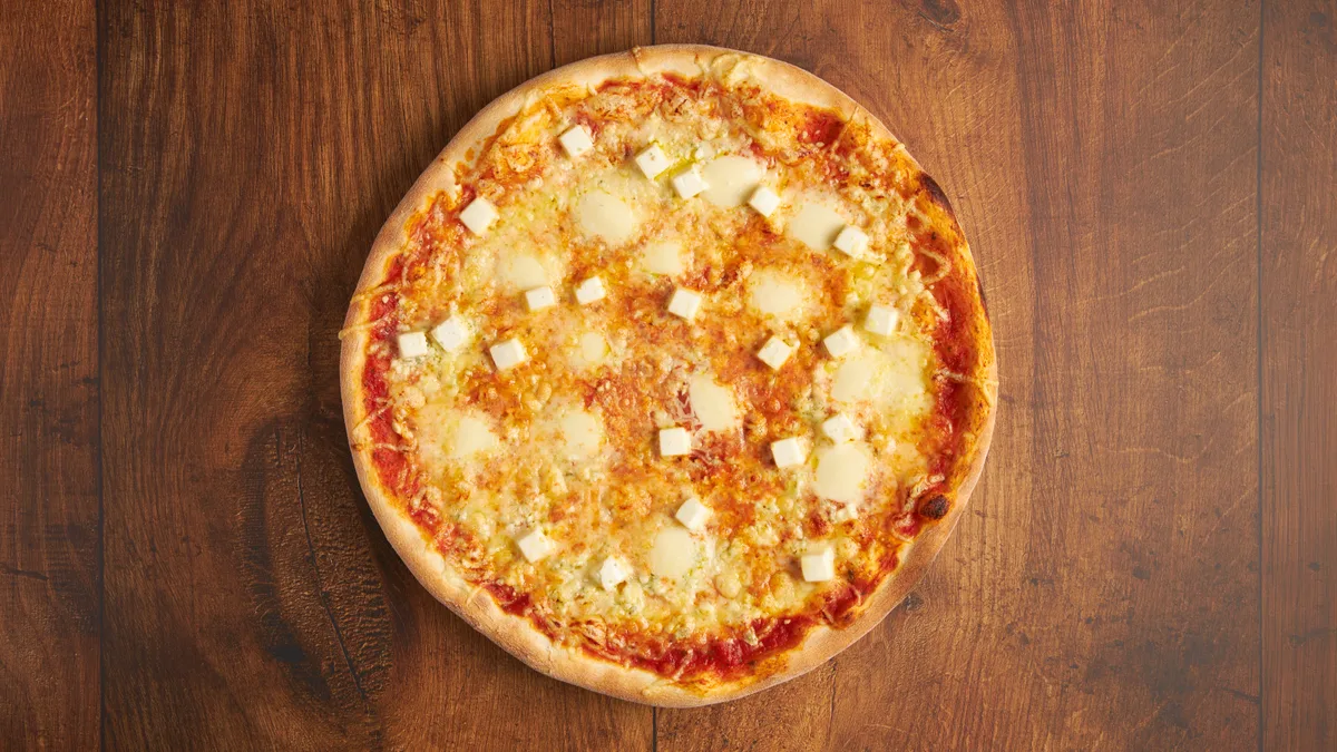 Neljän juuston perhepizza