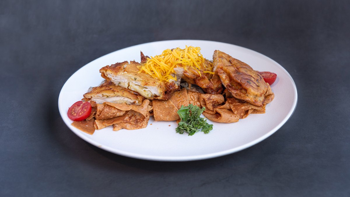 Cheddar sajtbundában sült jércemell, baconös gombamártás, rosso palacsinta