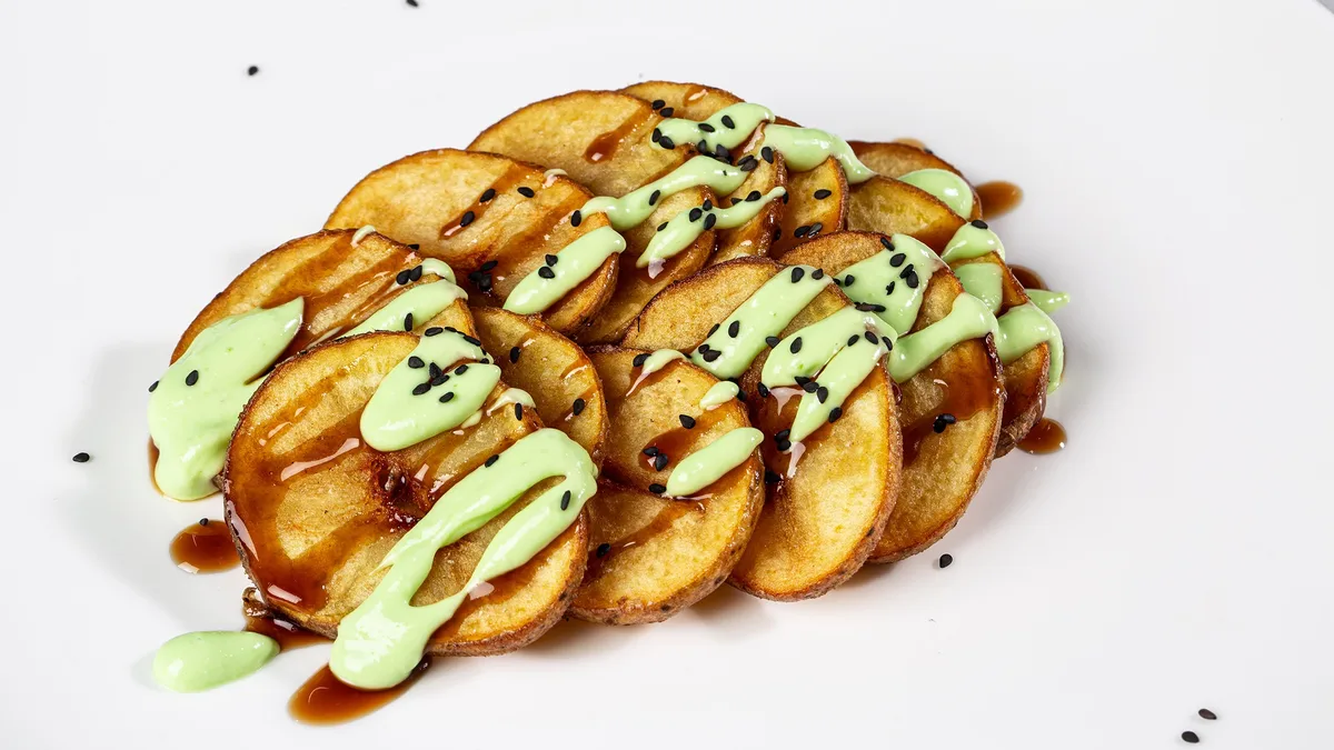 CHRUMKAVÝ ZEMIAK S TERIYAKI OMÁČKOU
