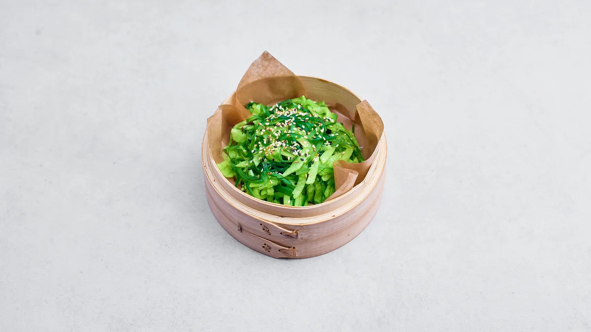 Wakame z białą rzepą