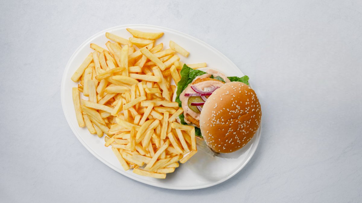 Ost, bacon and kycklingburgare inkl. pommes