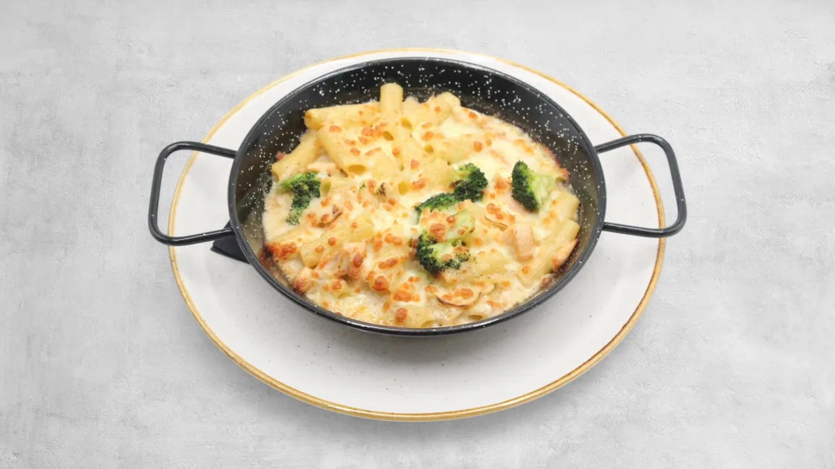 RIGATONI AL FORNO BROCCOLI E POLLO