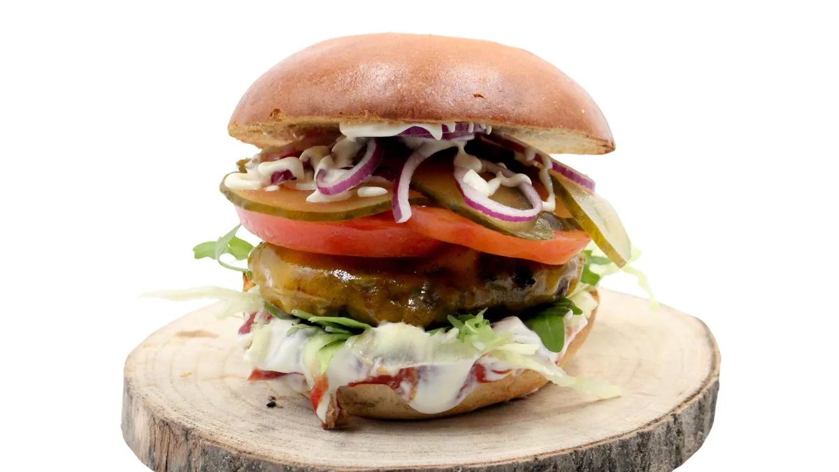 ZESTAW BURGER KLASYCZNY + PIECZONE ZIEMNIAKI