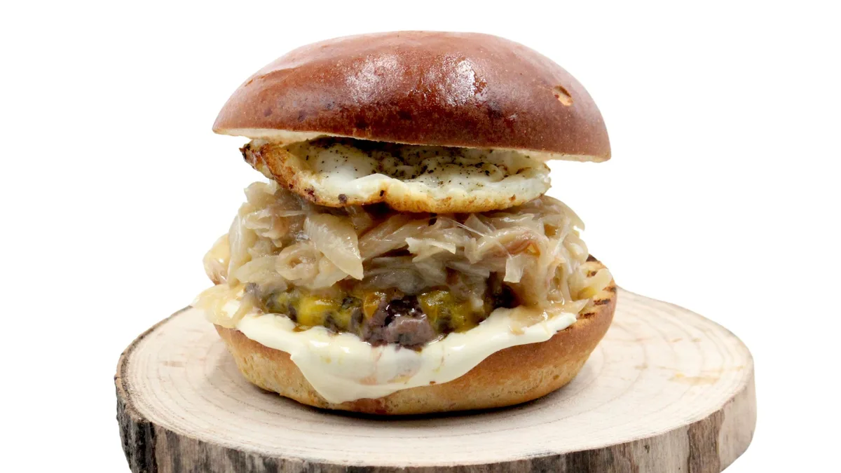 ZESTAW EGG and ONION BURGER + PIECZONE ZIEMNIAKI