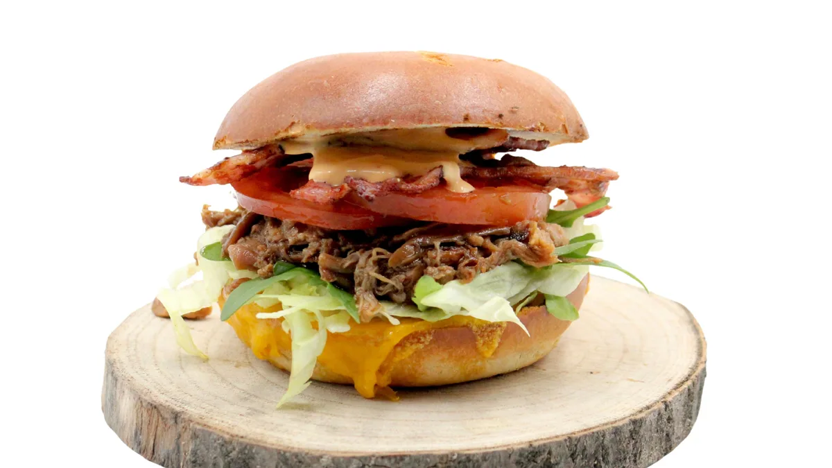 ZESTAW PULLED CHICKEN BURGER + PIECZONE ZIEMNIAKI