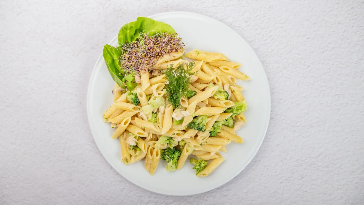 Makaron penne w sosie śmietanowo-serowym z brokułami z dodatkiem kurczaka