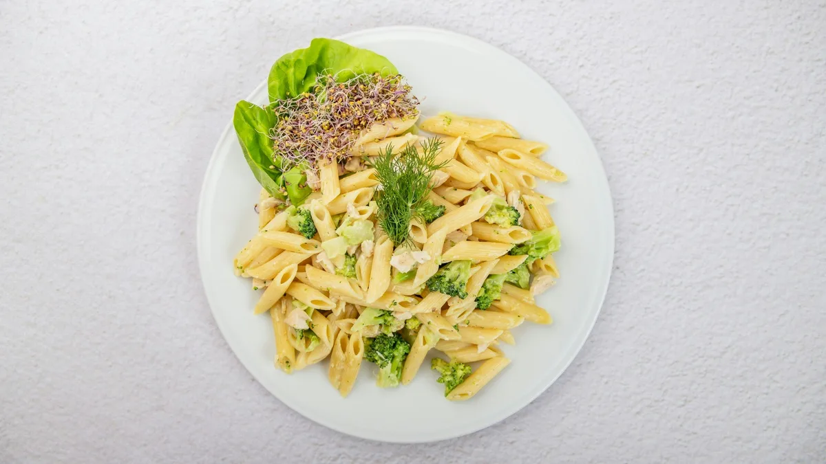 Makaron penne z brokułami w sosie serowym